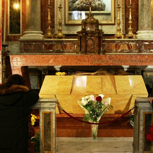 Foto e tomba di don Puglisi, nella Cattedrale di Palermo