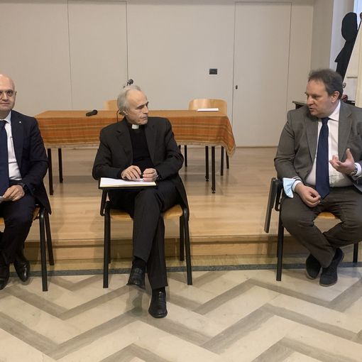 Paolo Porrino (a sinistra) don Antonio Mastrantuono e Simone Solaro durante l’incontro ad Asti.