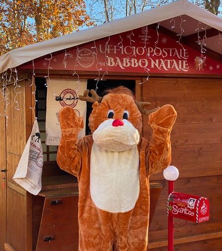 Una renna aiutante di Babbo Natale