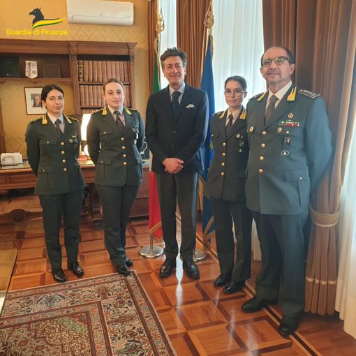 Le tre ufficiali con il prefetto e il comandante provinciale della Guardia di Finanza