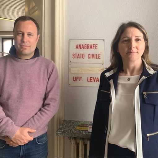 Il sindaco Anna Macchia con il responsabile dell'Ufficio Anagrafe Stefano Aubert Gambini
