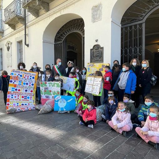 Una parte dei giovanissimi volontari che hanno aderito all'iniziativa di &quot;Caccia al mozzicone&quot;