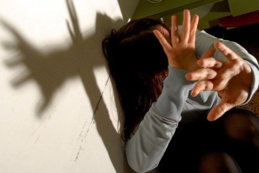 Pugni sul capo e bastonate alla moglie: giudizio immediato per un agricoltore di Santo Stefano Belbo