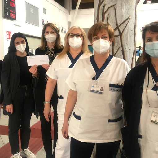 Il sindaco Anna Macchia con alcune operatrici dell'equipe vaccinazioni