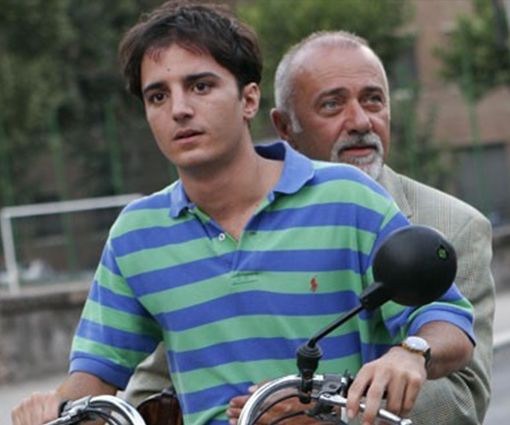 Un giovanissimo Nicolas Vaporidis e il compianto Giorgio Faletti in una scena tratta da &quot;Notte prima degli esami&quot;, regia di Fausto Brizzi
