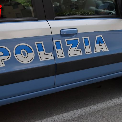 Minaccia i passanti con il bastone in corso Savona: all'arrivo della polizia fugge scagliando a terra una bottiglia