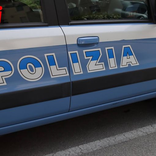 Rubano all’interno di un supermercato, uno si denuda e tira uno schiaffo a una dipendente: arrestati dalla polizia