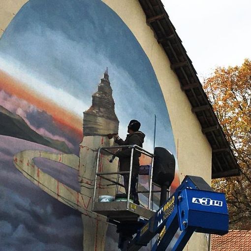 La conchiglia che inneggia al sogno nel murale di Vesod a Monale