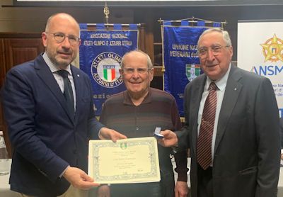 Il sindaco di Asti Maurizio Rasero consegna l’attestato di benemerenza a Luciano Cerrato (a centro) con Luca Campagna