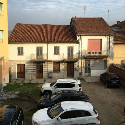 Lo spiazzo antistante il Municipio così com'è ora, con le due case fatiscenti che verranno abbattute