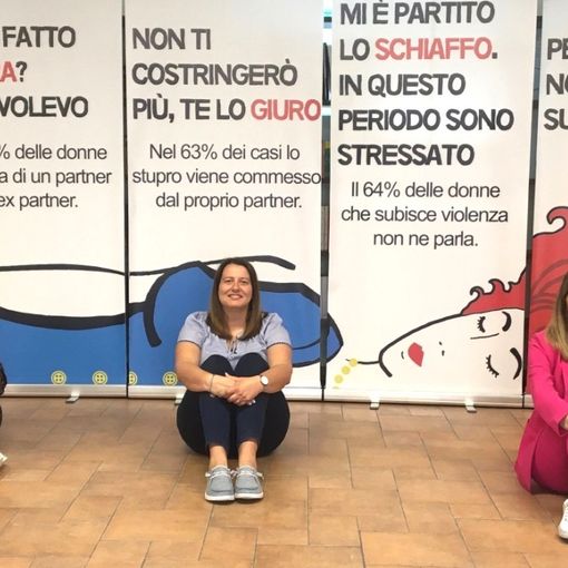 Nell'immagine, da sinistra a destra: Delfina Noto, Anna Rabino e Anna Macchia alla mostra &quot;Non crederci!&quot; ospitata in Sala Bordone