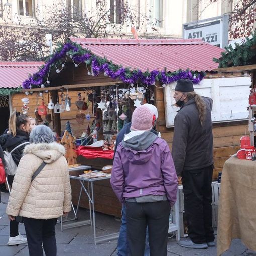 Visitatori Magico Paese di Natale e astigiani a passeggio in corso Alfieri
