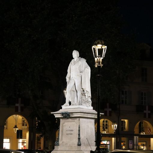 La statua di Alfieri nell'omonima piazza astigiana (ph., Merfephoto - Efrem Zanchettin)