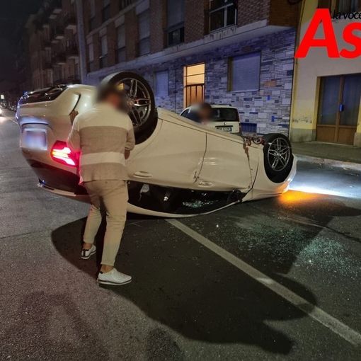 Auto ribaltata, nel cuore della notte, in corso Casale
