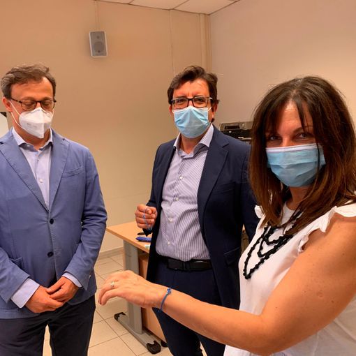 &quot;Italy Stay Strong&quot; approda ad Asti: consegnati i braccialetti solidali alla Rianimazione del Massaia