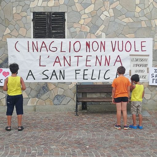 Cinaglio è scesa in piazza contro l’antenna Wind al Colle di San Felice