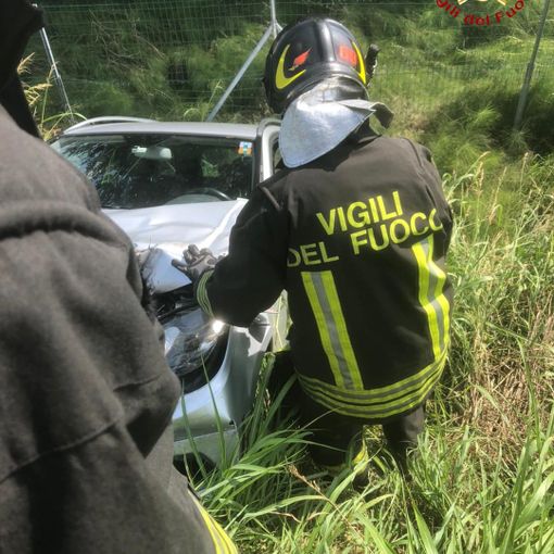 Villanova d'Asti: auto finisce in una profonda scarpata dopo essere stata tamponata da un mezzo pesante