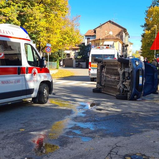 Asti, incidente tra un'ambulanza e un'auto al semaforo di corso Galileo Ferraris