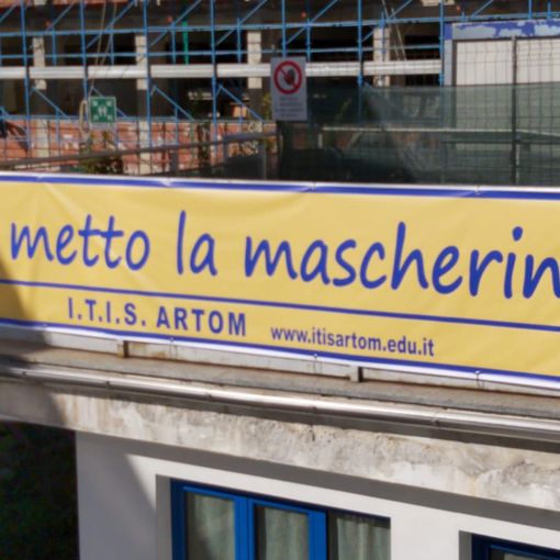 &quot;Io metto la mascherina&quot;: l'Artom di Asti invita alla prevenzione con uno striscione sulla facciata della scuola