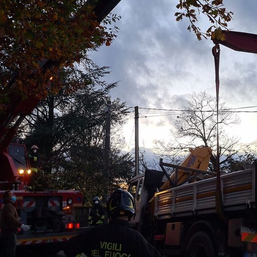 Camion ribaltato a Callianetto. Intervengono i Vigili del Fuoco