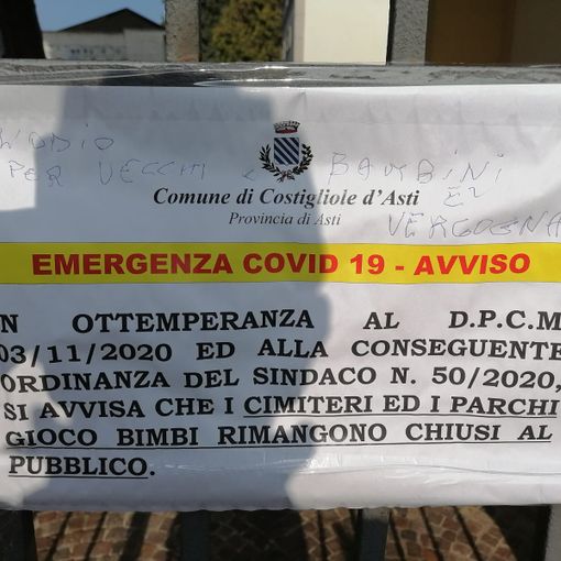 Uno degli avvisi di chiusura imbrattati con accuse al sindaco
