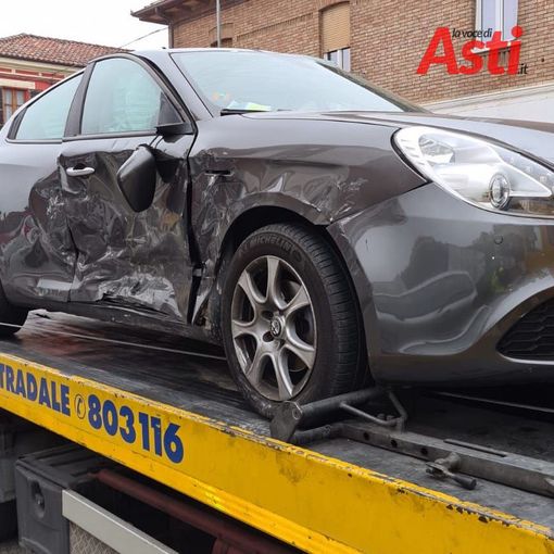 Baldichieri: Giulietta salta lo stop e si scontra con una Seat Altea in pieno centro
