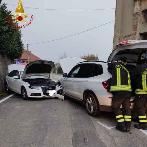 Scontro semi-frontale a Costigliole d’Asti: uno degli automobilisti coinvolti è fuggito a piedi dopo l’impatto