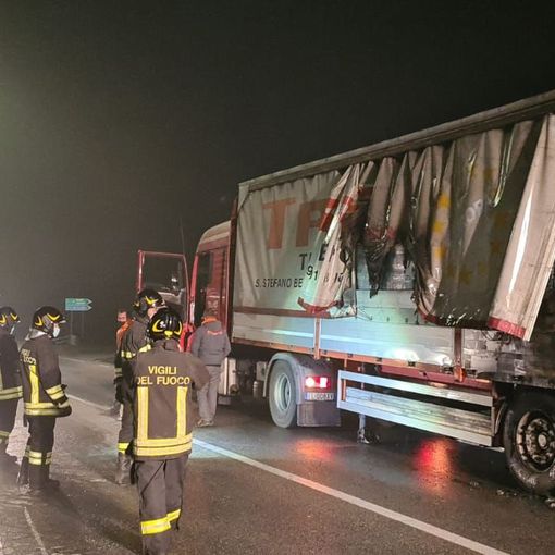Autoarticolato in fiamme all’altezza dello svincolo della Boana, sul posto i vigili del fuoco