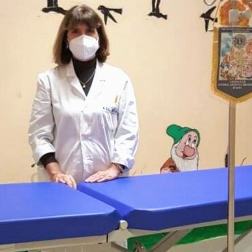 Il Lions Club Storici, Artisti e Presepisti d’Asti festeggia il suo primo compleanno donando un lettino per visite alla Pediatria del Massaia