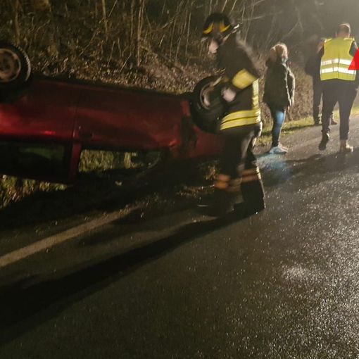 Revignano: auto si ribalta e finisce fuori strada. Sul posto i Vigili del Fuoco e il 118