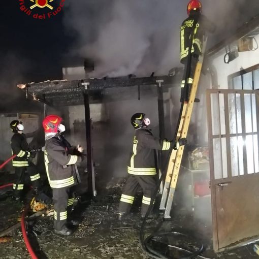Vigili del fuoco impegnati su un intervento per incendio tettoia