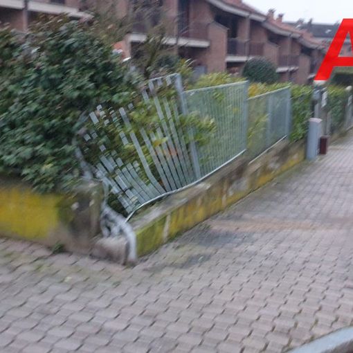 La cancellata colpita dal furgone dopo l'urto