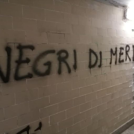 Insulti razzisti scritte muro Villafranca d'Asti