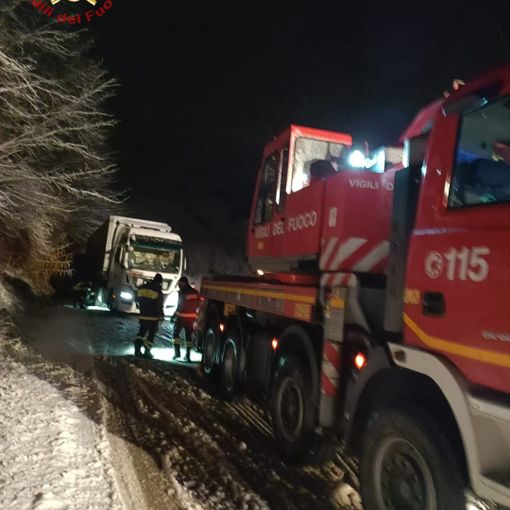 Bilico finisce fuori strada a San Martino Alfieri