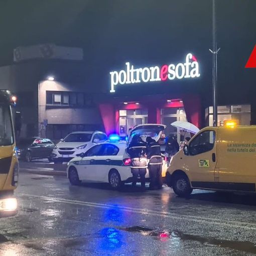 Corso Alessandria, dopo uno scontro nella rotonda ‘del Palio’ carambola contro un'auto in sosta [FOTOGALLERY]