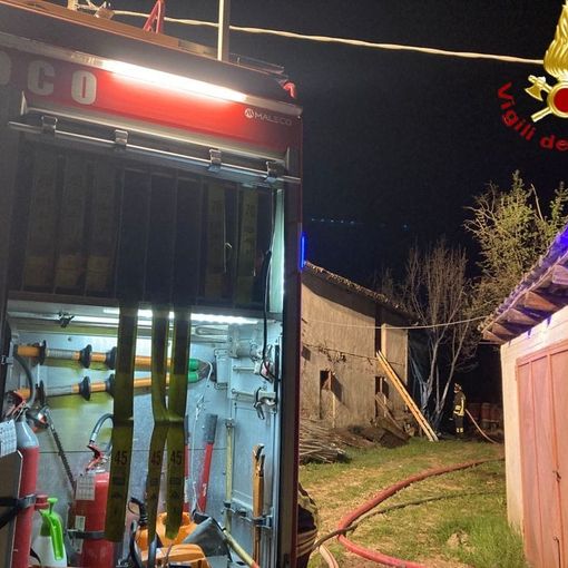 Costigliole: a fuoco il tetto di una cascina disabitata in località Valcioccaro