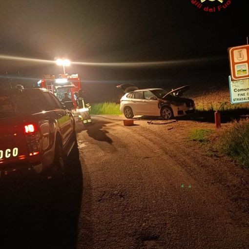 Isola: auto in fiamme nella notte. Sul posto i vigili del fuoco