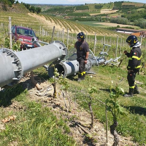 Vigili del fuoco di spalle
