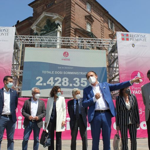 Il presidente del Piemonte Alberto Cirio con la sua giunta