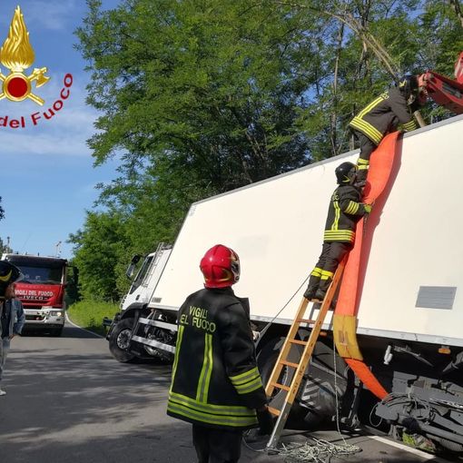 Ferrere: camion ribaltato sulla provinciale. Intervengono i vigili del fuoco