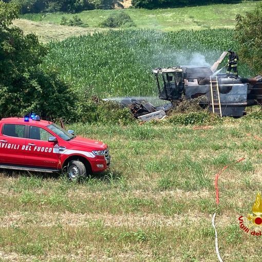 Moncucco Torinese: va a fuoco una mietitrebbia. Intervengono i vigili del fuoco (FOTO)