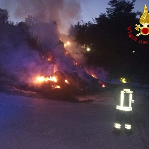 Frinco: a fuoco rotoballe e letame. Intervengono i vigili del fuoco
