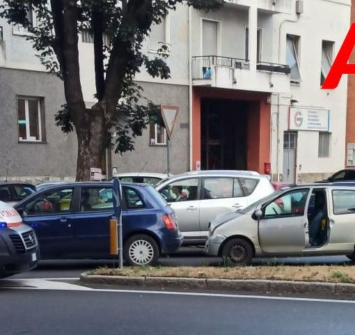 Auto coinvolte in tamponamento in corso Don Minzoni