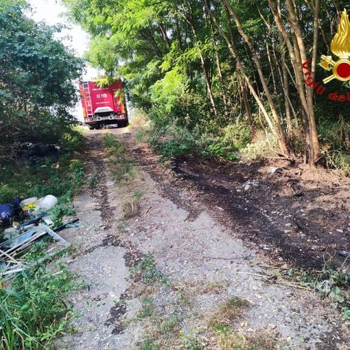 Intervenuti per un incendio sterpaglie, i vigili del fuoco hanno rinvenuto anche una bombola di acetilene