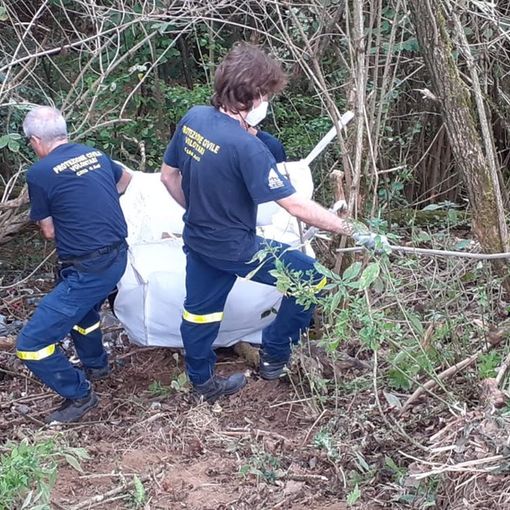 Anche i volontari della protezione civile al lavoro per &quot;pulire il mondo&quot; (FOTO)