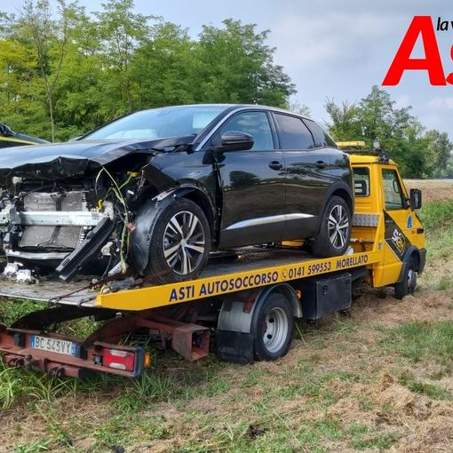 Montiglio: auto esce di strada e si schianta contro un plinto in cemento