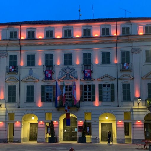 Il municipio si tinge di rosa