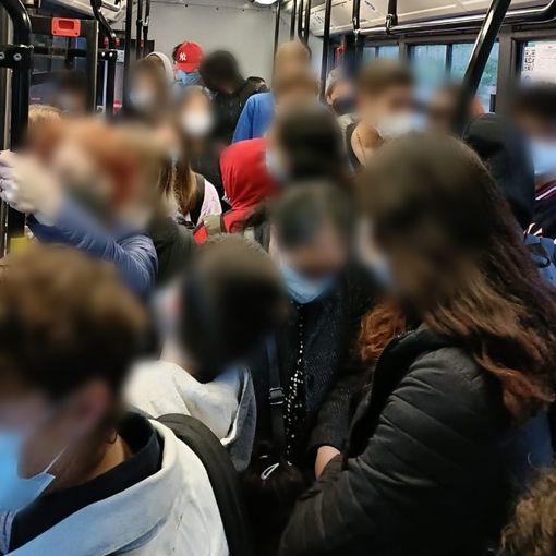 Due immagini (la seconda a fine articolo) di un autobus stipato di passeggeri (i volti sono stati sfocati per tutelarne la privacy)