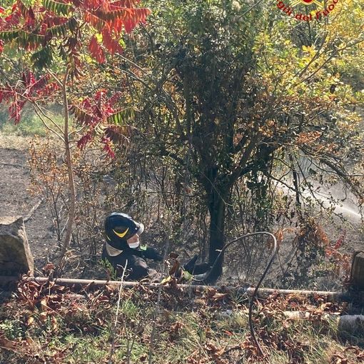 Robella: incendio sterpaglie nel giardino di una casa. Intervengono i vigili del fuoco