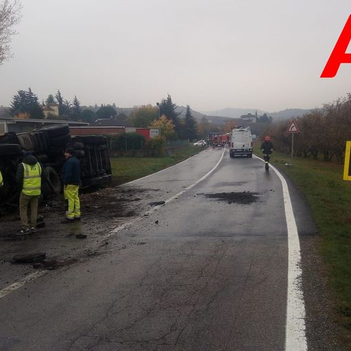 I lavori di recupero dell'Iveco Stralis ribaltatosi in mattinata